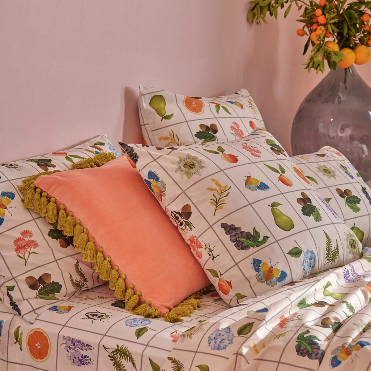 Coussin à pompons en velours rose citron