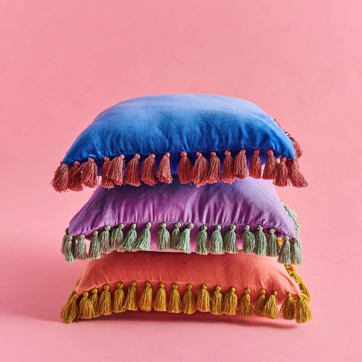 Coussin à pompons en velours rose citron