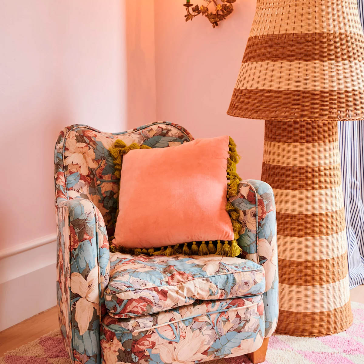 Coussin à pompons en velours rose citron