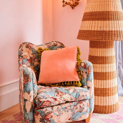 Coussin à pompons en velours rose citron