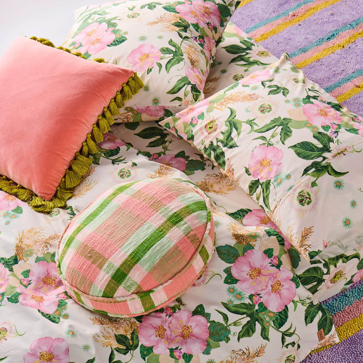 Coussin à pompons en velours rose citron