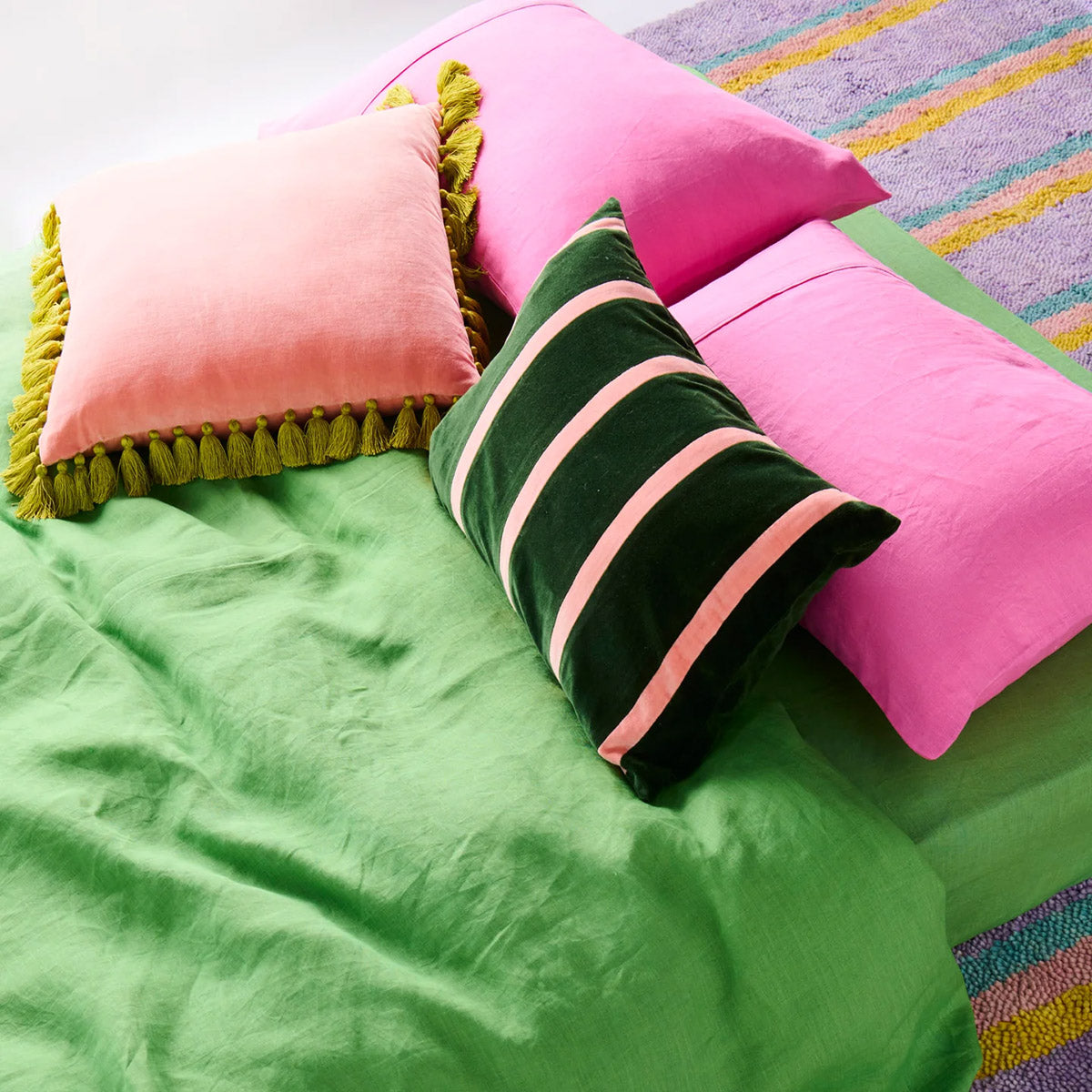 Coussin à pompons en velours rose citron