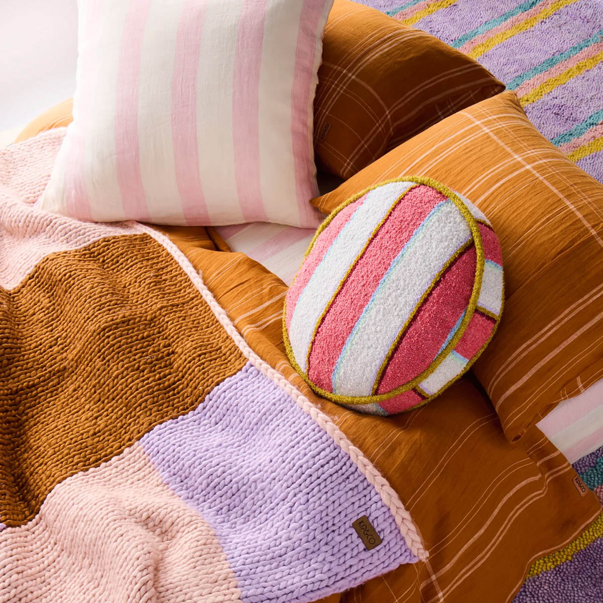 Coussin à pois bouclés à rayures eau de rose