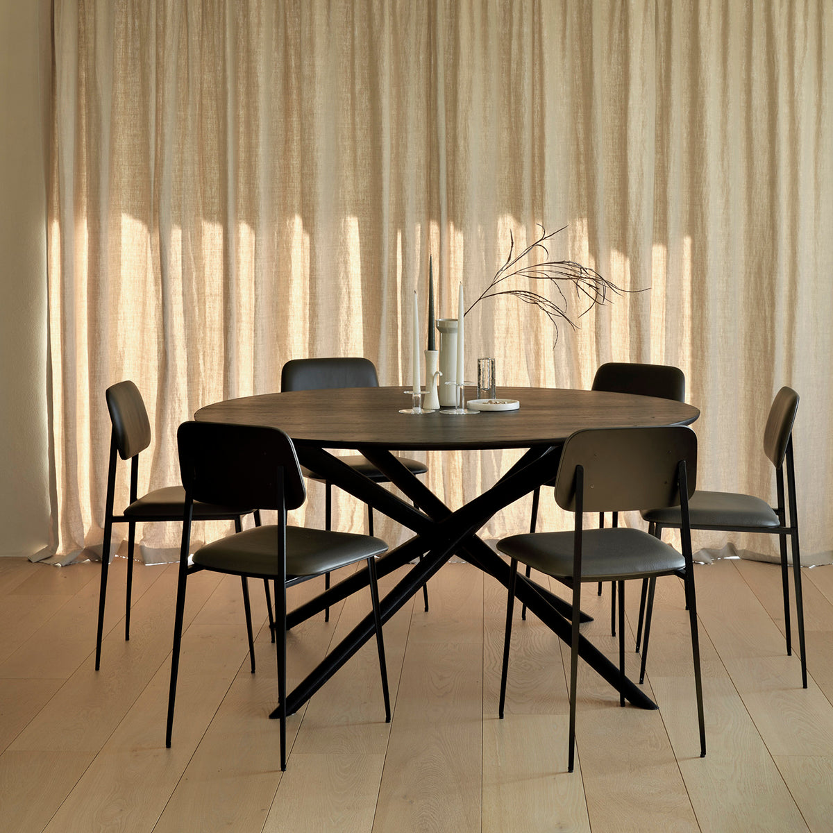 Table à manger ronde Mikado (chêne noir, 150 cm)