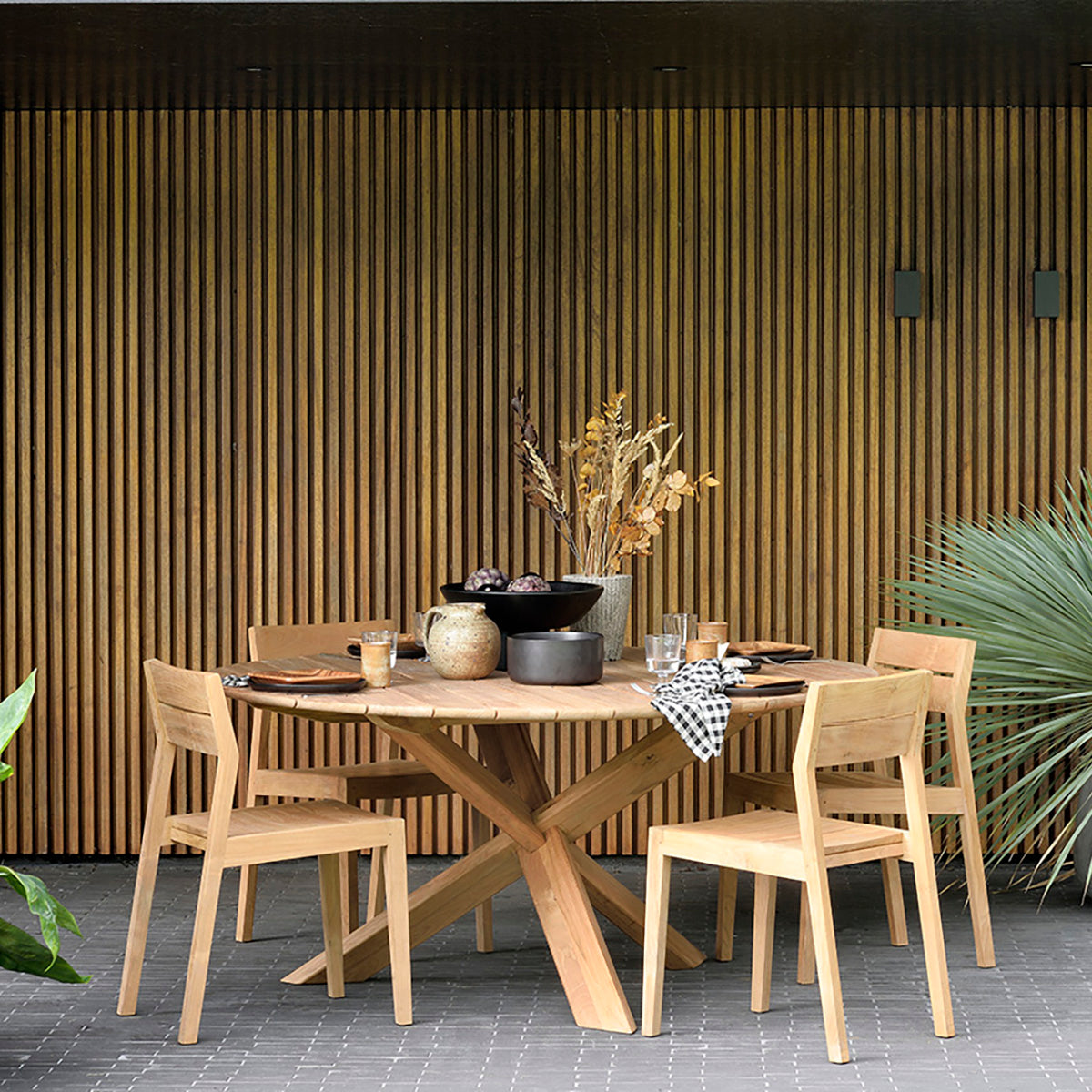 Table à manger ronde d'extérieur Circle (teck, 163 cm)