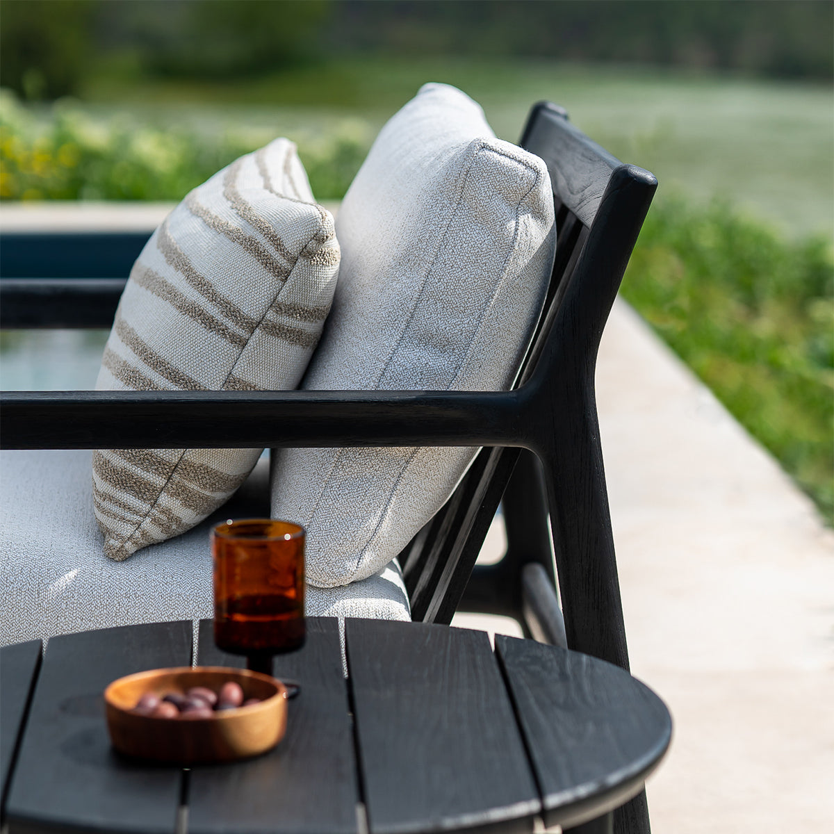 Chaise longue d'extérieur en tissu Jack (noir teck, blanc cassé)