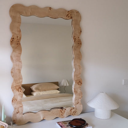 Miroir mural en bois de ronce Carmella (80 x 120 cm)