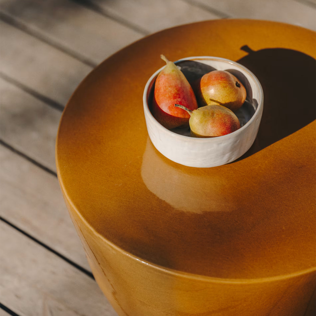 Table d'appoint d'extérieur Mesquida (moutarde émaillée, 45 cm)