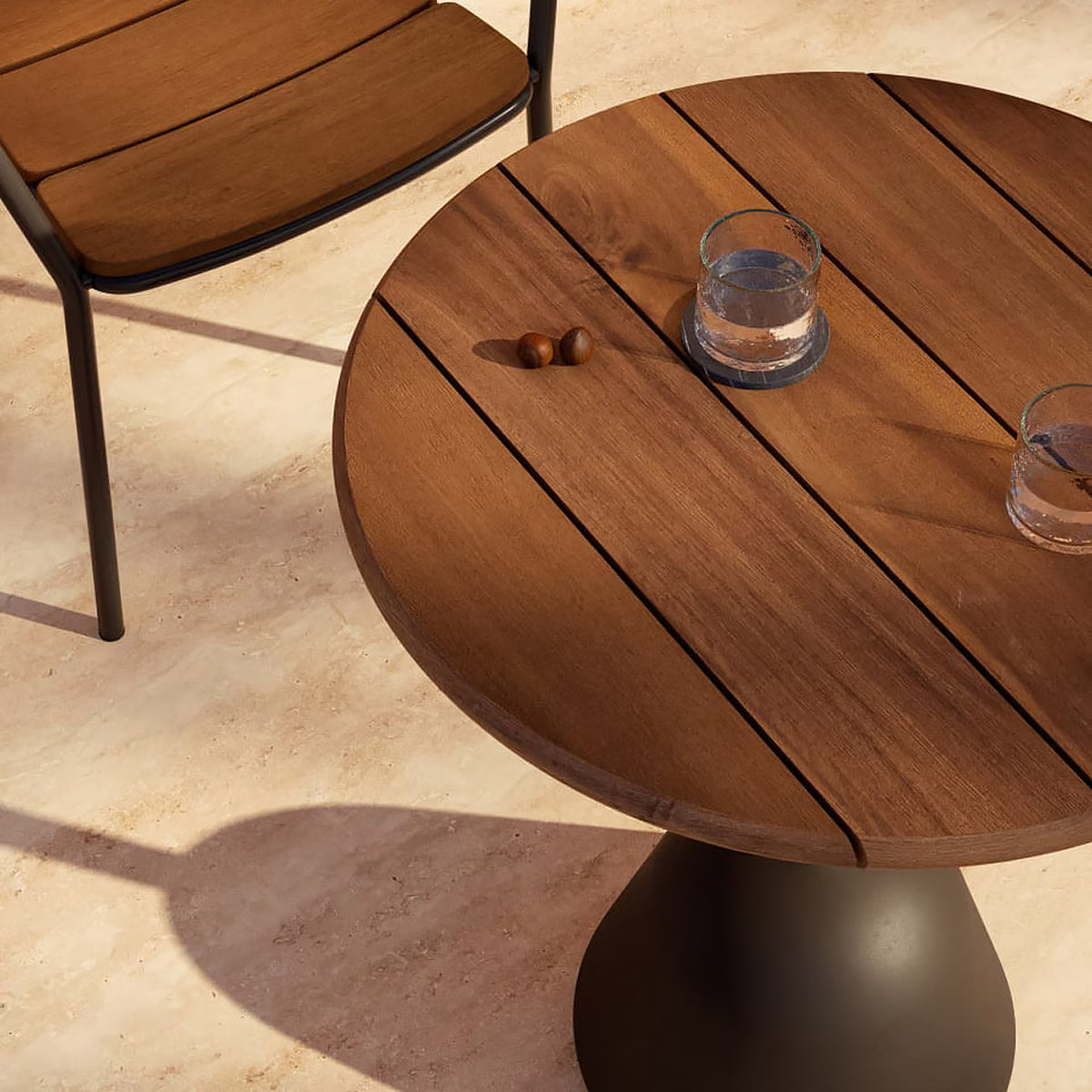 Table à manger d'extérieur ronde Saura (noire, 70 cm)