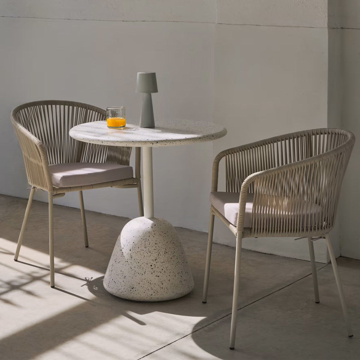 Table à manger d'extérieur ronde Saura (blanche, 70 cm)
