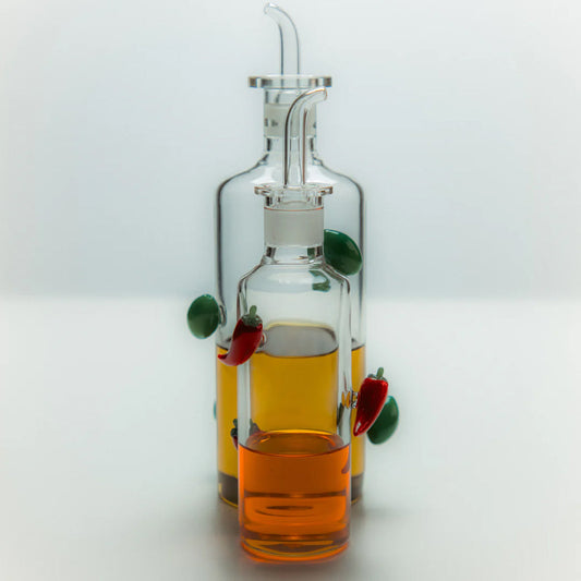 La bouteille de piment (transparente, rouge)